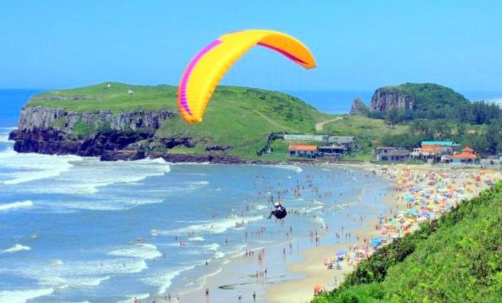 Kitnet S2 Em Torres-Rs - Na Mais Bela Praia Gaucha - Cozinha - Banheiro - Ar Condicionado - Tv Smart 32' - Wi-Fi - Estacionamento - Anfitria Superhost No Bnb Εξωτερικό φωτογραφία